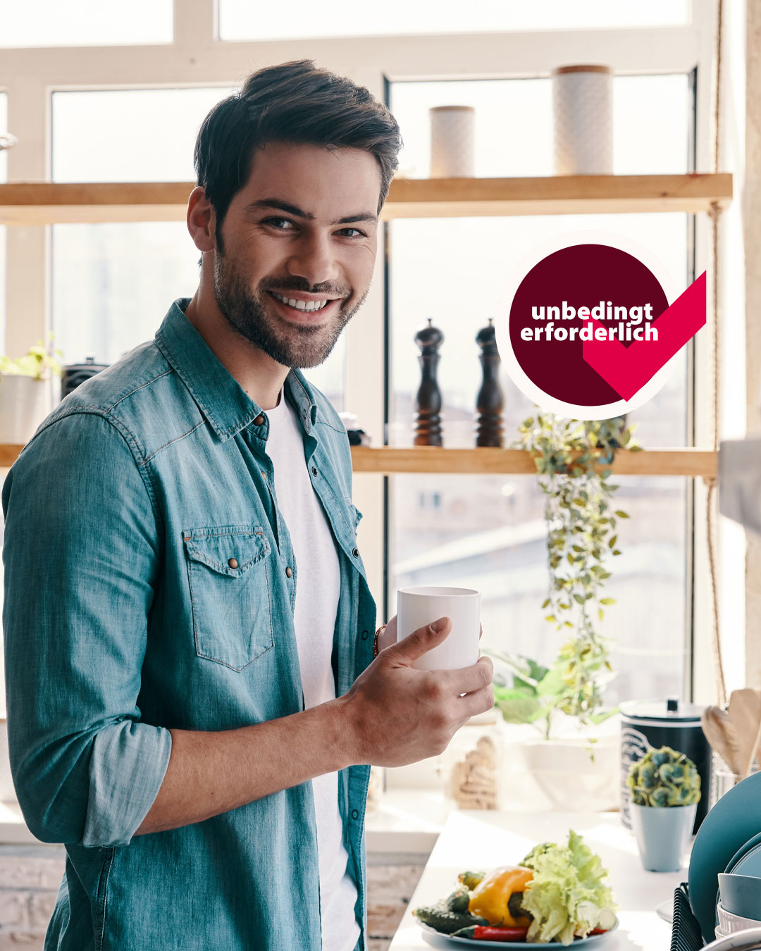 Bild zeigt einen jungen Mann mit Kaffe-Tasse und dem Signet: Unbedingt erforderlich © AdobeStock: gstockstudio