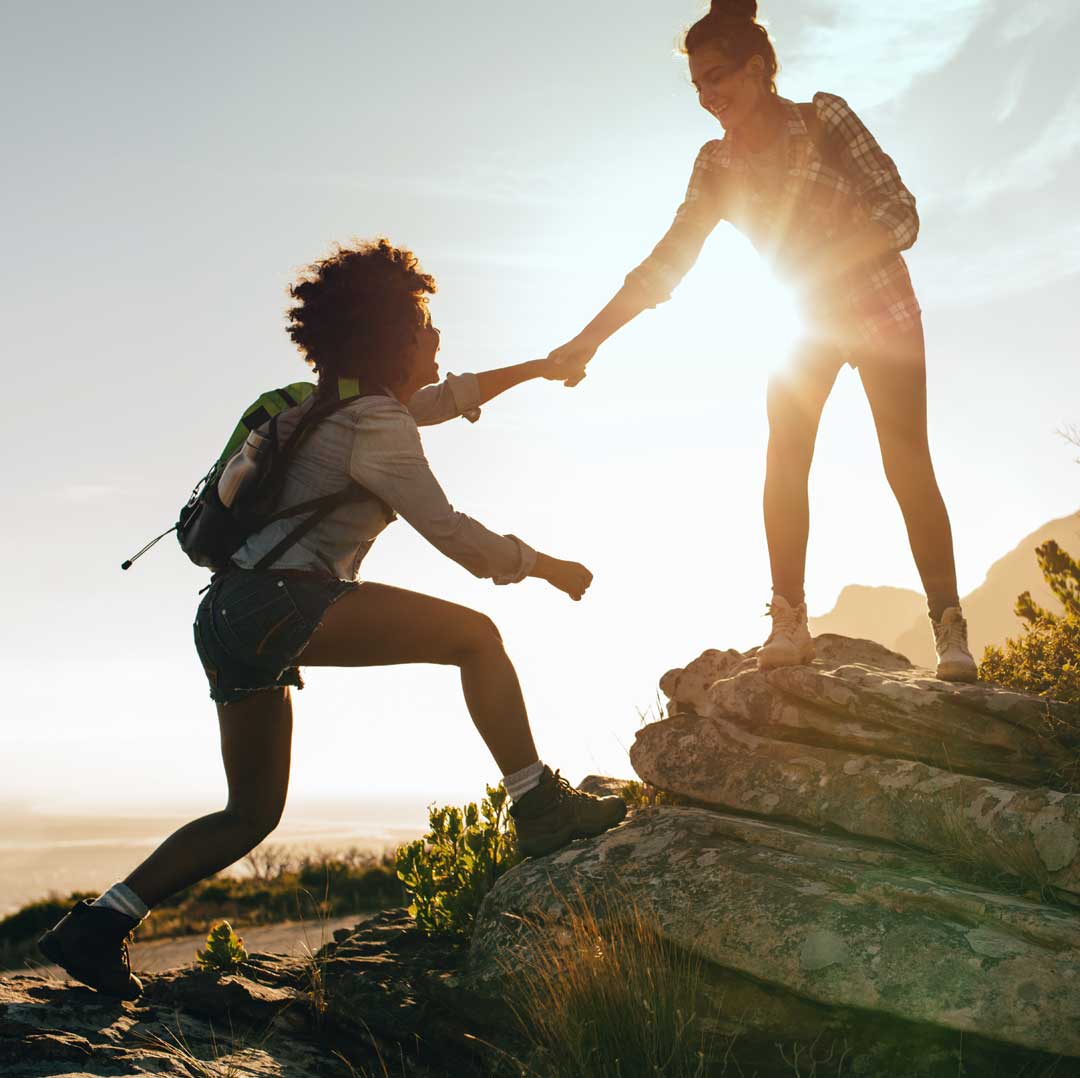 © Adobe Stock: Jacob Lund Bild zeigt 2 Frauen beim Wandern.