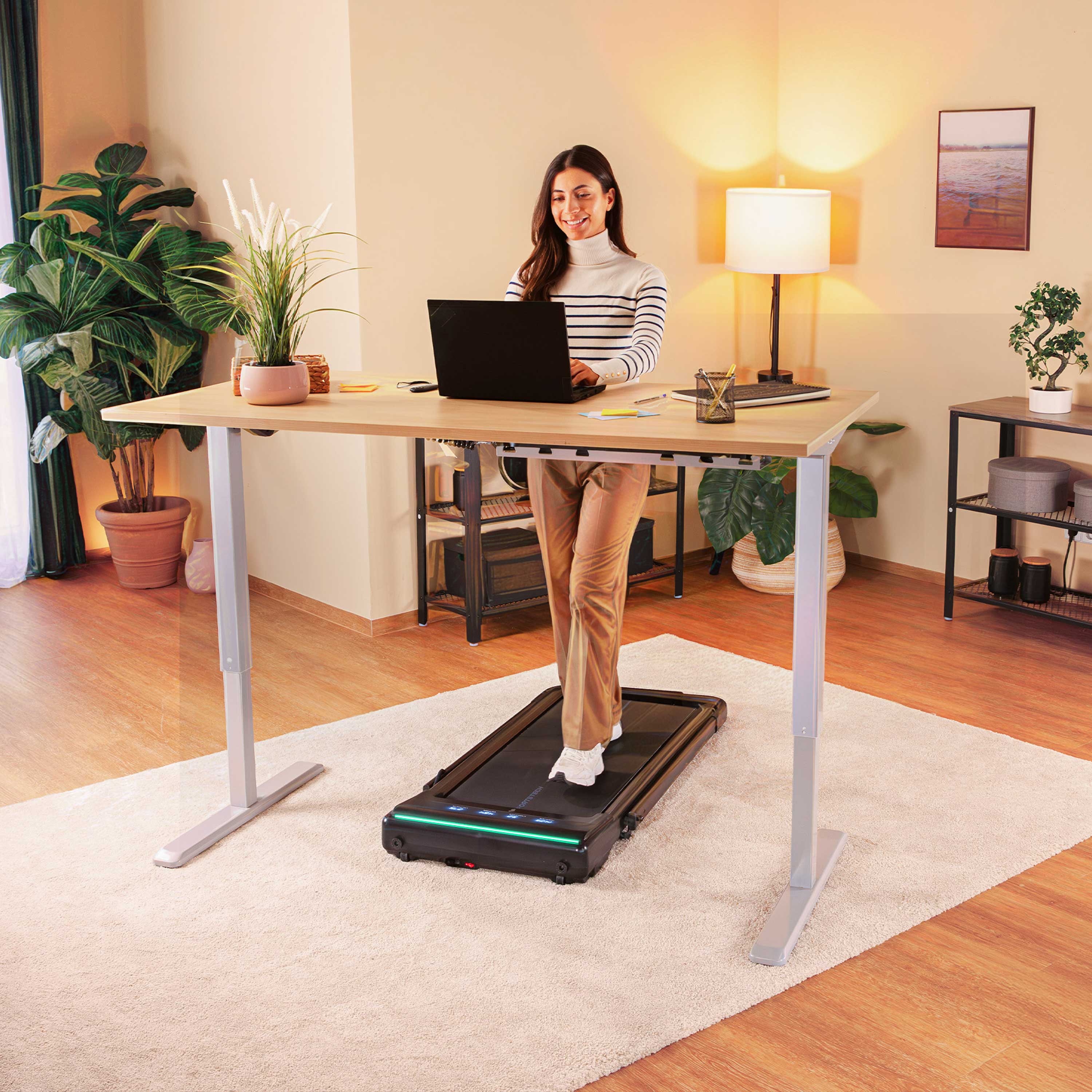 Bild zeigt eine Frau, die an ihrem Schreibtisch auf ihrem WalkPad trainiert. Copyright: SPORTSTECH